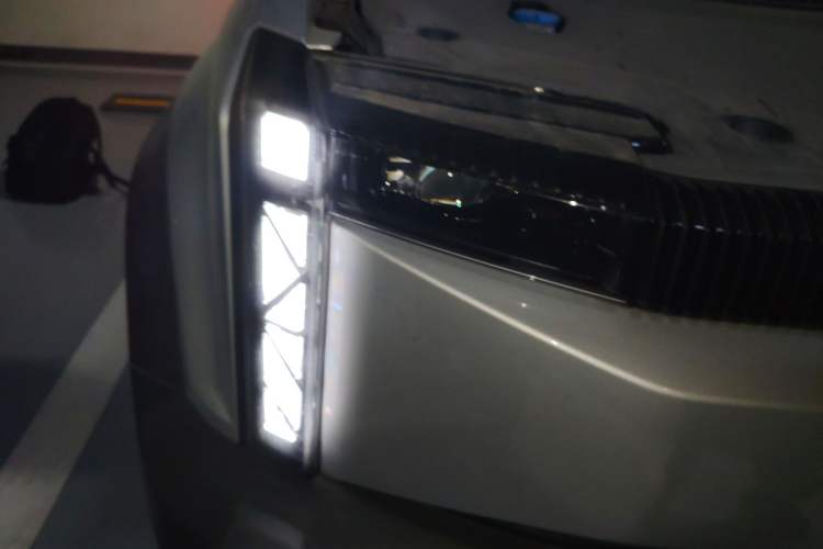 Used iCAR 03 2024 501km Four-wheel Drive Long-Range Advanced Version Right Front Headlight