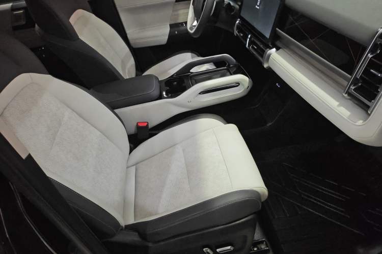 Used iCAR 03 2024 501km Two-Wheel Drive Long-Range Yuechao Edition Right Front Seat