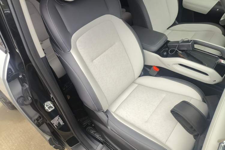 Used iCAR 03 2024 401km Range Two-Wheel Drive Standard Yuechao Version Right Front Seat