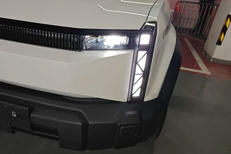 Used iCAR 03 2024 501km Four-wheel Drive Long-range Intelligent Driving Edition Left Front Headlight