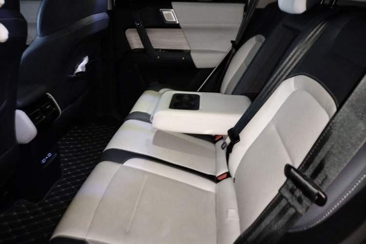 Used iCAR 03 2024 472km Four-Wheel Drive Long-Range Version Left Rear Seat