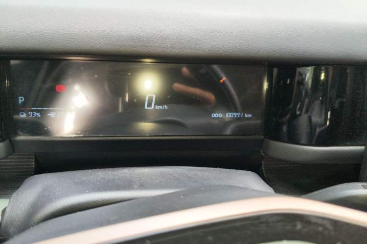 Used iCAR 03 2024 501km Two-Wheel Drive Long-Range Version Odometer Close Up
