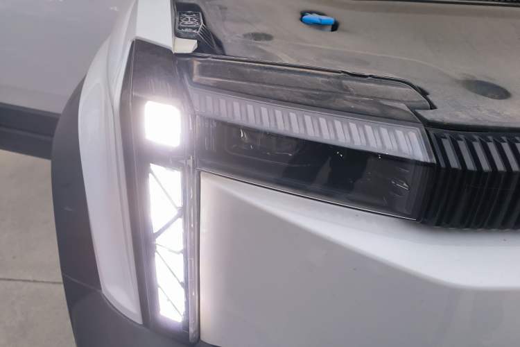 Used iCAR 03 2024 501km Two-Wheel Drive Long-Range Version Right Front Headlight