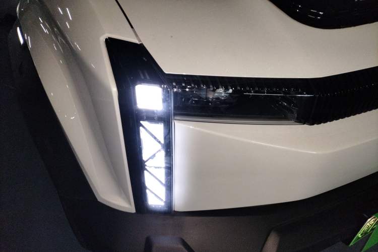 Used iCAR 03 2024 472km Four-Wheel Drive Long-Range Version Right Front Headlight