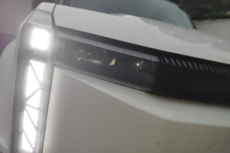 Used iCAR 03 2024 501km Two-Wheel Drive Long-Range Version Right Front Headlight