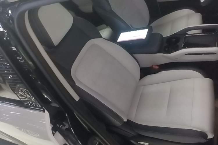 Used iCAR 03 2024 501km Two-Wheel Drive Long-Range Version Right Front Seat