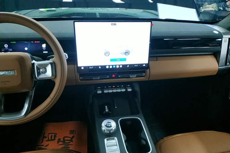 Used iCAR V27 2026 Model 200KM Four-Wheel Drive Falcon 500 Audio And AC Panel