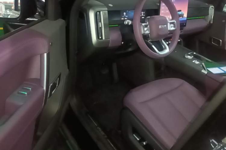 Used iCAR V27 2026 Model 200KM Four-Wheel Drive Falcon 700 Driver Seat