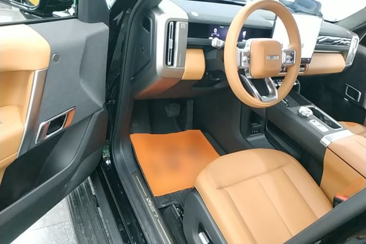 Used iCAR V27 2026 Model 200KM Four-Wheel Drive Falcon 500 Driver Seat