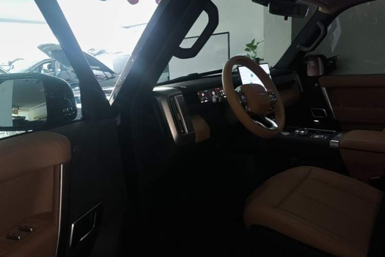 Used iCAR V27 2026 Model 200KM Four-Wheel Drive Falcon 700 Driver Seat