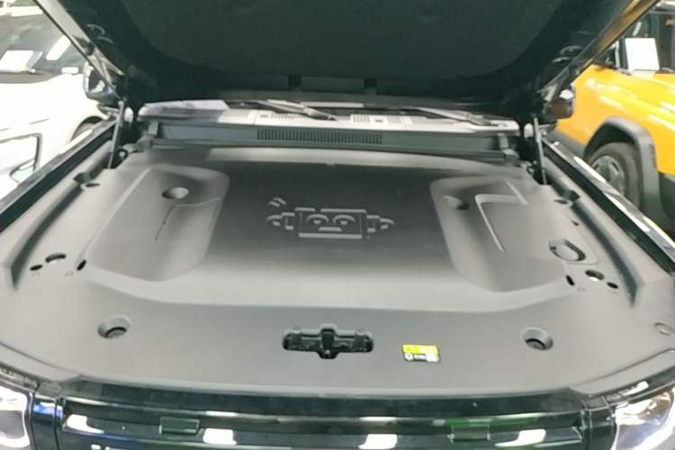 Used iCAR V27 2026 Model 200KM Four-Wheel Drive Falcon 500 Engine Bay