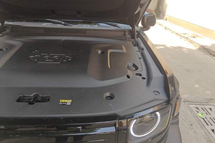 Used iCAR V27 2026 Model 200KM Four-Wheel Drive Falcon 700 Engine Bay Left