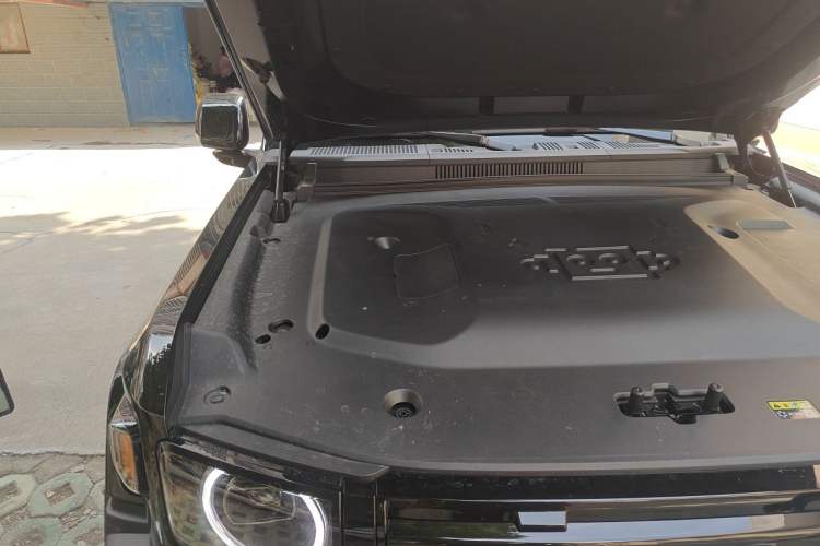 Used iCAR V27 2026 Model 200KM Four-Wheel Drive Falcon 700 Engine Bay Right