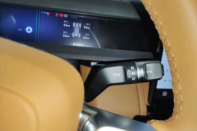 Used iCAR V27 2026 Model 200KM Four-Wheel Drive Falcon 500 Gear Lever