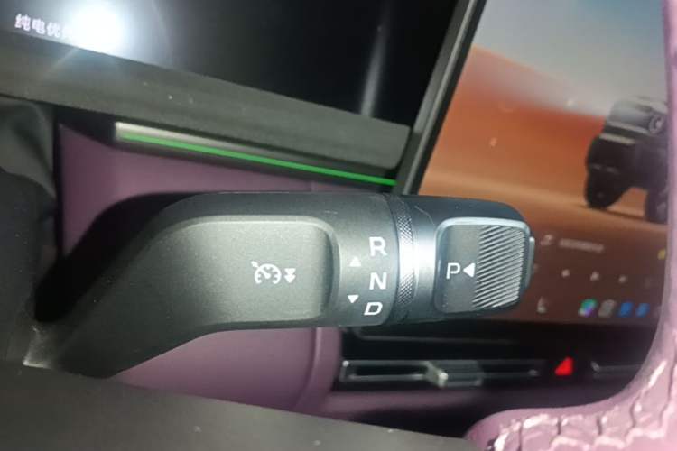 Used iCAR V27 2026 Model 200KM Four-Wheel Drive Falcon 700 Gear Lever