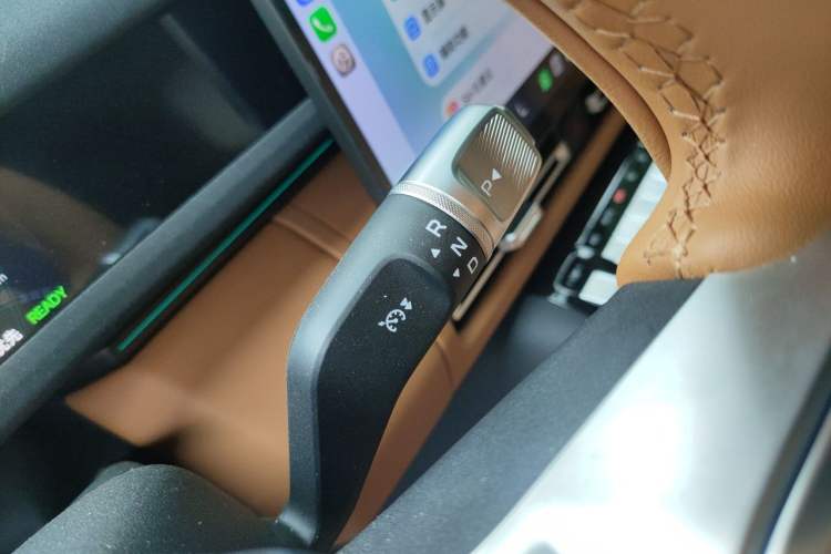 Used iCAR V27 2026 Model 200KM Four-Wheel Drive Falcon 700 Gear Lever