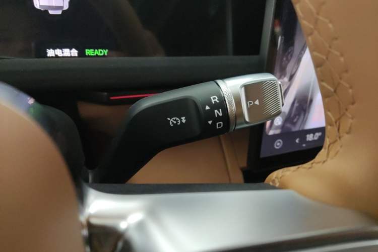 Used iCAR V27 2026 Model 200KM Four-Wheel Drive Falcon 500 Gear Lever