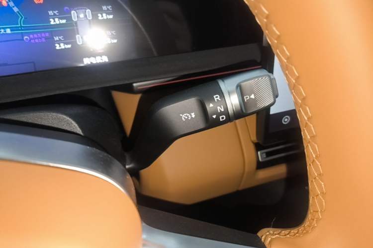 Used iCAR V27 2026 Model 200KM Four-Wheel Drive Falcon 500 Gear Lever