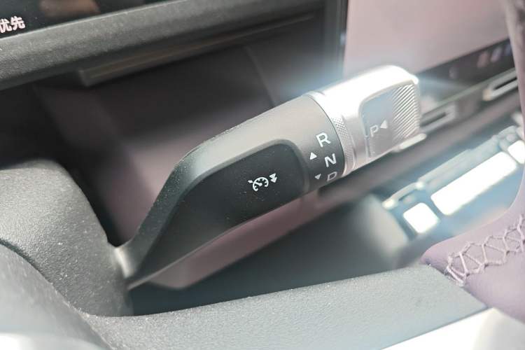 Used iCAR V27 2026 Model 200KM Four-Wheel Drive Falcon 700 Gear Lever