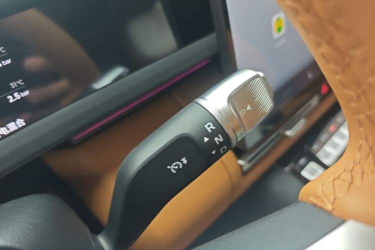 Used iCAR V27 2026 Model 200KM Four-Wheel Drive Falcon 500 Gear Lever