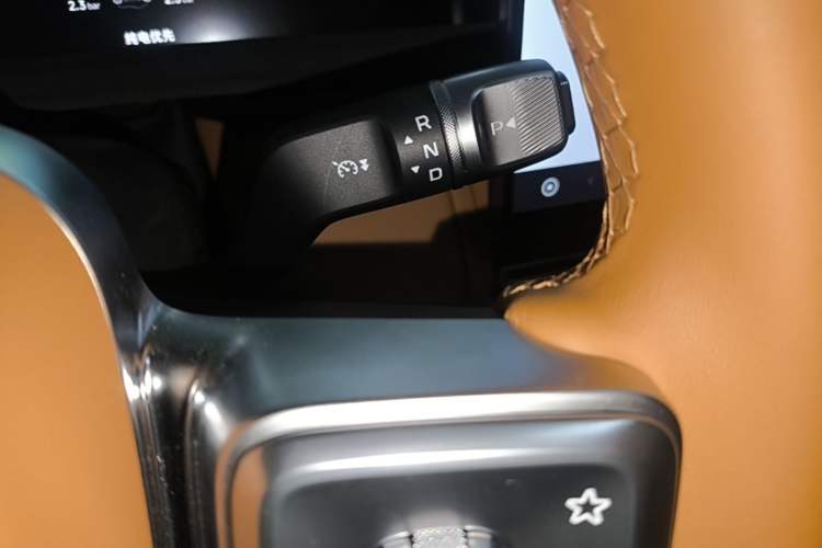 Used iCAR V27 2026 Model 200KM Four-Wheel Drive Falcon 700 Gear Lever