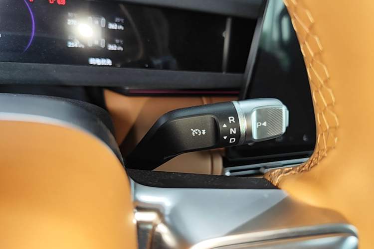 Used iCAR V27 2026 Model 200KM Four-Wheel Drive Falcon 500 Gear Lever