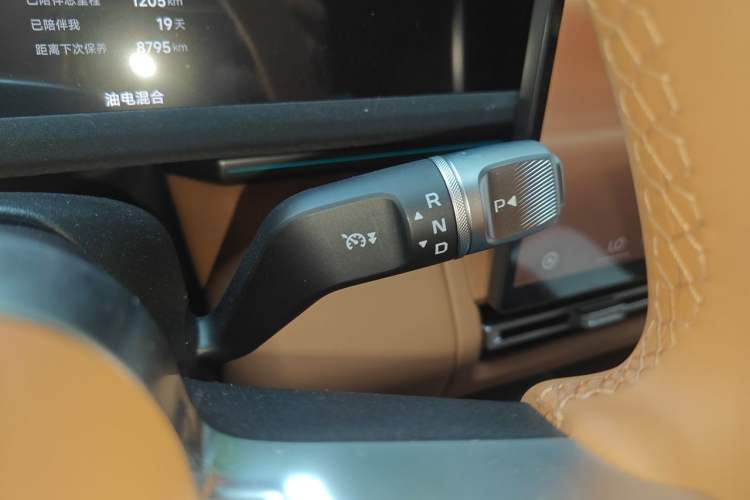 Used iCAR V27 2026 Model 200KM Four-Wheel Drive Falcon 700 Gear Lever