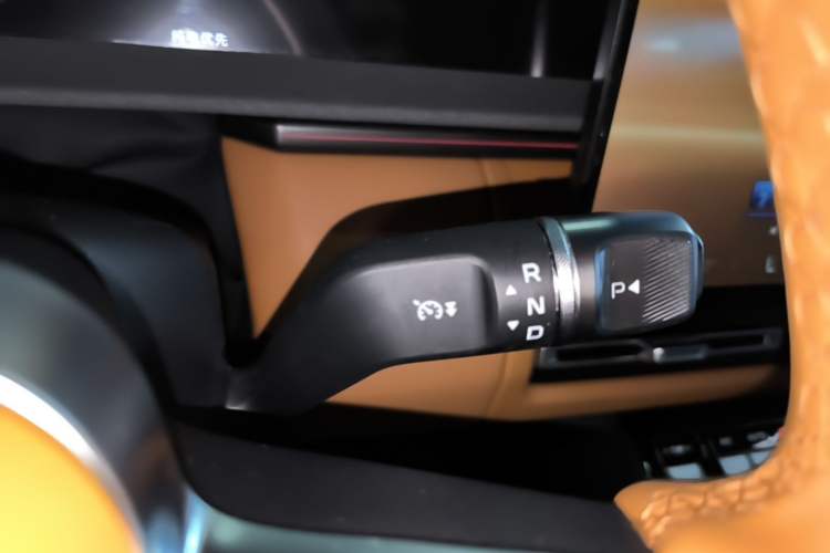 Used iCAR V27 2026 Model 200KM Four-Wheel Drive Falcon 500 Gear Lever