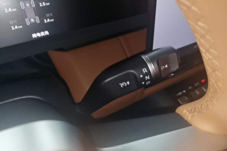 Used iCAR V27 2026 Model 200KM Four-Wheel Drive Falcon 700 Gear Lever