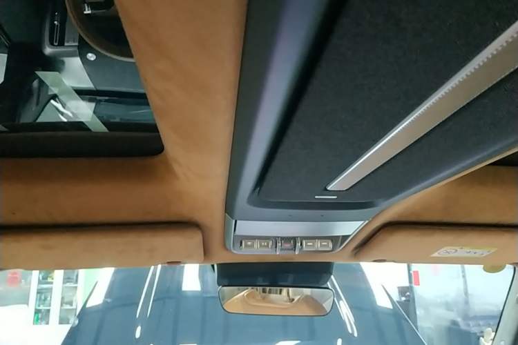 Used iCAR V27 2026 Model 200KM Four-Wheel Drive Falcon 500 Headliner