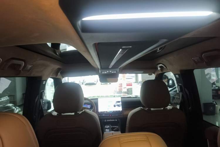 Used iCAR V27 2026 Model 200KM Four-Wheel Drive Falcon 500 Headliner