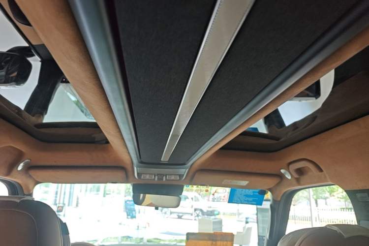 Used iCAR V27 2026 Model 200KM Four-Wheel Drive Falcon 500 Headliner