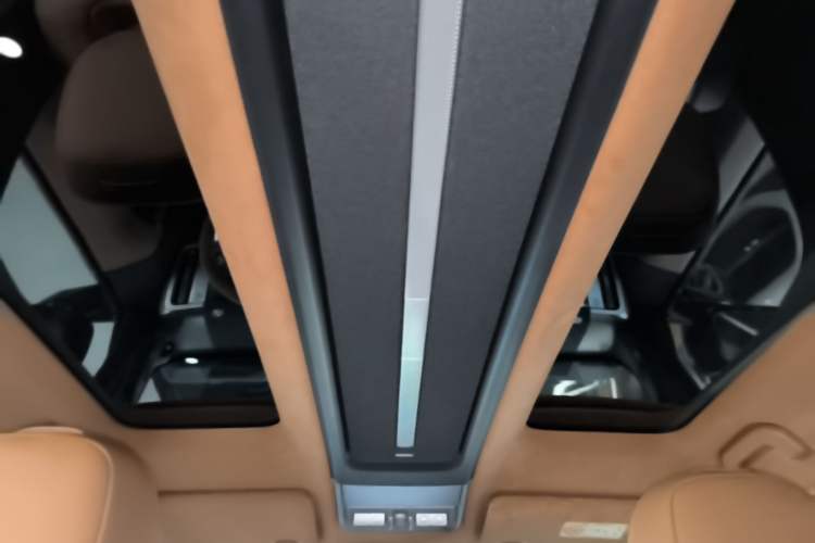 Used iCAR V27 2026 Model 200KM Four-Wheel Drive Falcon 500 Headliner
