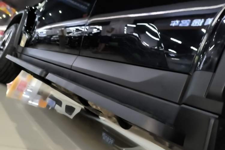 Used iCAR V27 2026 Model 200KM Four-Wheel Drive Falcon 500 Left Side Sill