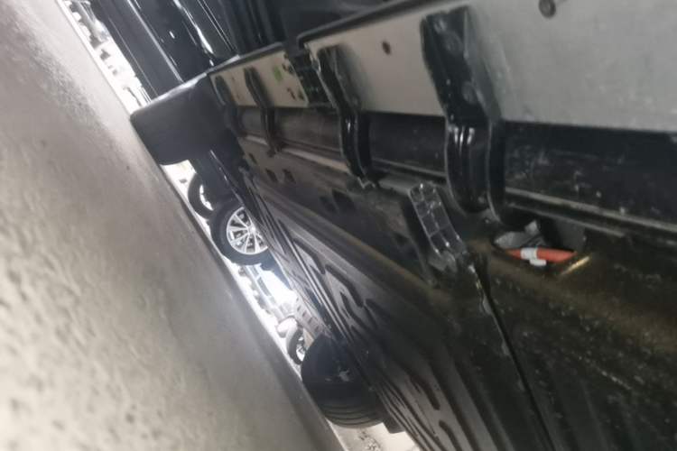 Used iCAR V27 2026 Model 200KM Four-Wheel Drive Falcon 700 Left Side Sill