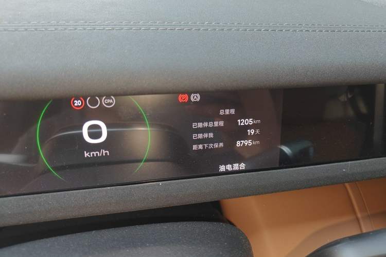 Used iCAR V27 2026 Model 200KM Four-Wheel Drive Falcon 700 Odometer Close Up