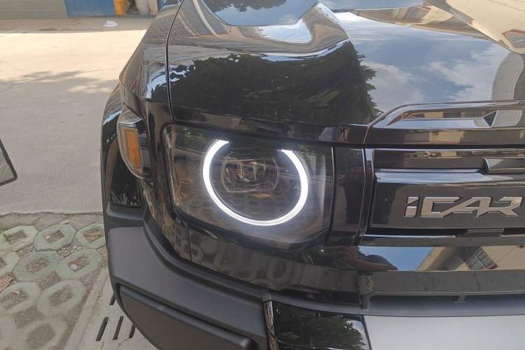 Used iCAR V27 2026 Model 200KM Four-Wheel Drive Falcon 700 Right Front Headlight