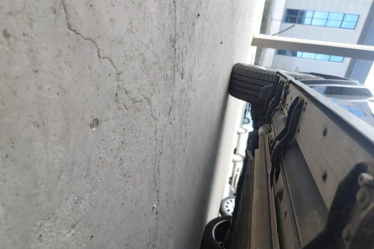 Used iCAR V27 2026 Model 200KM Four-Wheel Drive Falcon 500 Right Side Sill