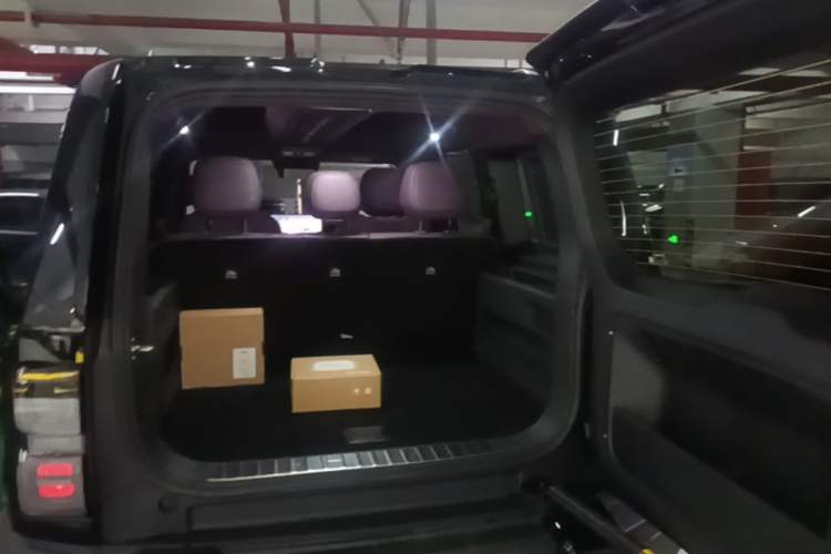 Used iCAR V27 2026 Model 200KM Four-Wheel Drive Falcon 700 Trunk