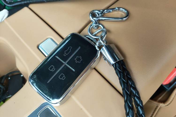 Used iCAR V27 2026 Model 200KM Four-Wheel Drive Falcon 700 Vehicle Key