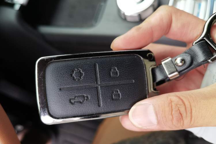 Used iCAR V27 2026 Model 200KM Four-Wheel Drive Falcon 500 Vehicle Key