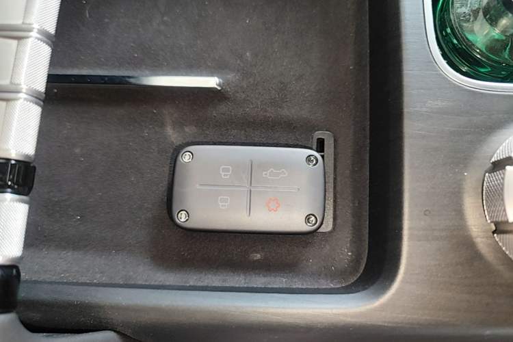 Used iCAR V27 2026 Model 200KM Four-Wheel Drive Falcon 500 Vehicle Key