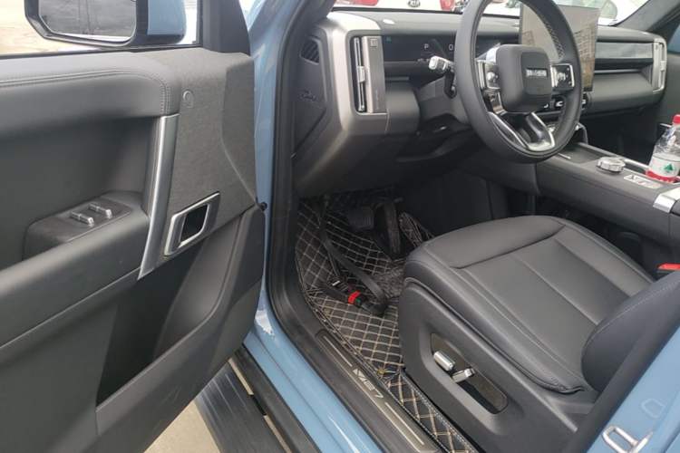 Used iCAR V27 2026 Model 210KM Two-Wheel Drive Falcon 500 Driver Seat