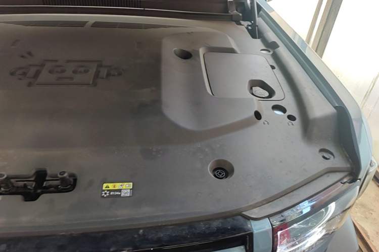 Used iCAR V27 2026 Model 210KM Two-Wheel Drive Falcon 500 Engine Bay Left
