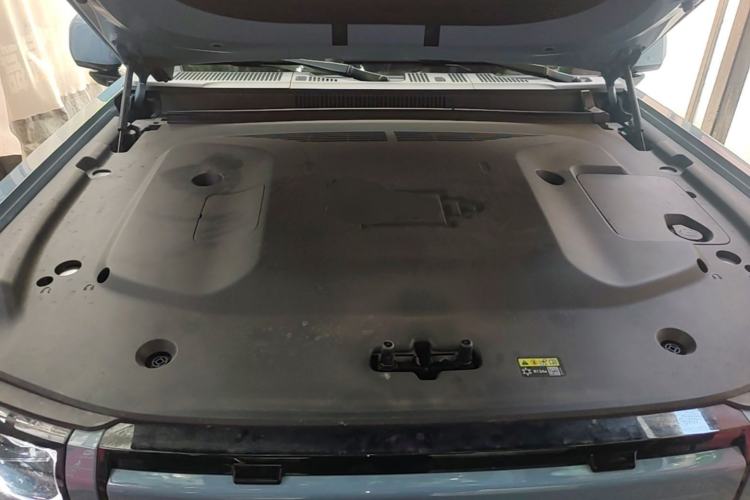 Used iCAR V27 2026 Model 210KM Two-Wheel Drive Falcon 500 Engine Bay