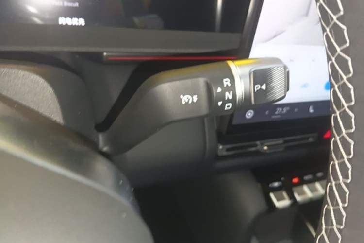 Used iCAR V27 2026 Model 210KM Two-Wheel Drive Falcon 500 Gear Lever
