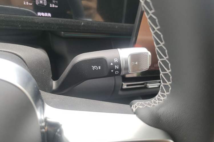 Used iCAR V27 2026 Model 210KM Two-Wheel Drive Falcon 500 Gear Lever