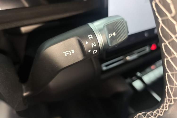 Used iCAR V27 2026 Model 210KM Two-Wheel Drive Falcon 500 Gear Lever