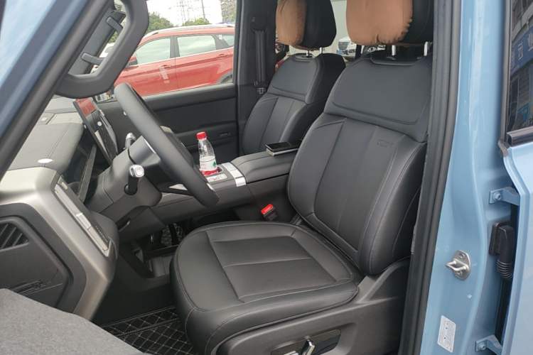 Used iCAR V27 2026 Model 210KM Two-Wheel Drive Falcon 500 Left Front Seat