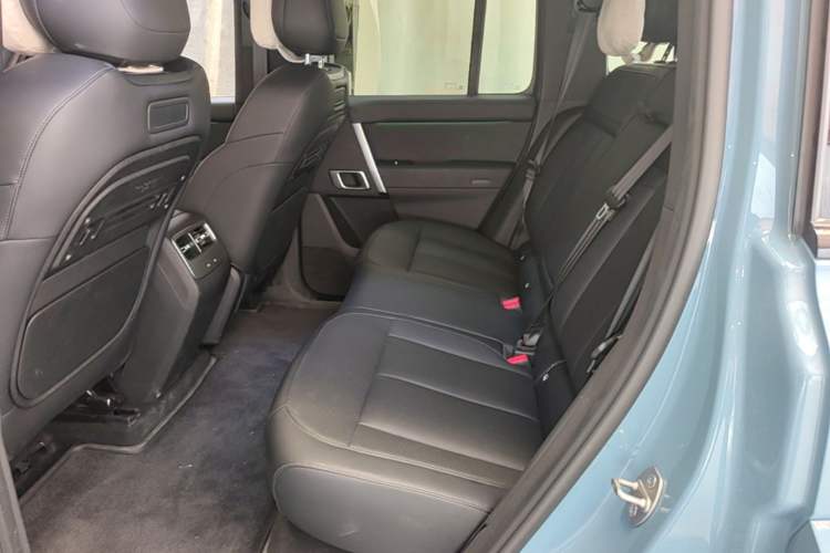 Used iCAR V27 2026 Model 210KM Two-Wheel Drive Falcon 500 Left Rear Seat